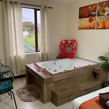Hotel Las Mercedes Airport-Quito Табабела Екстериор снимка