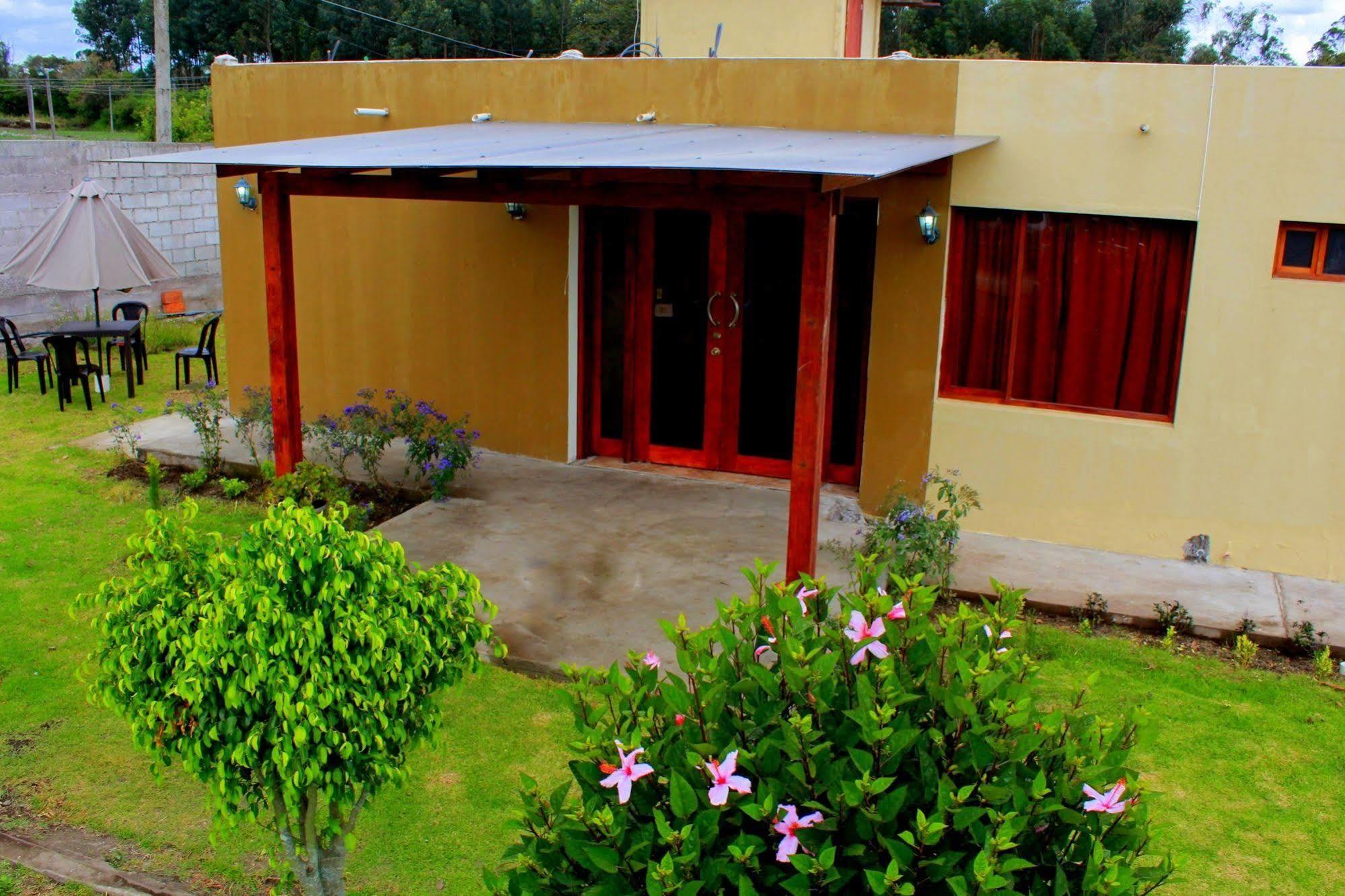 Hotel Las Mercedes Airport-Quito Табабела Екстериор снимка