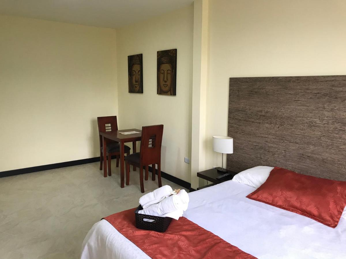 Hotel Las Mercedes Airport-Quito Табабела Екстериор снимка