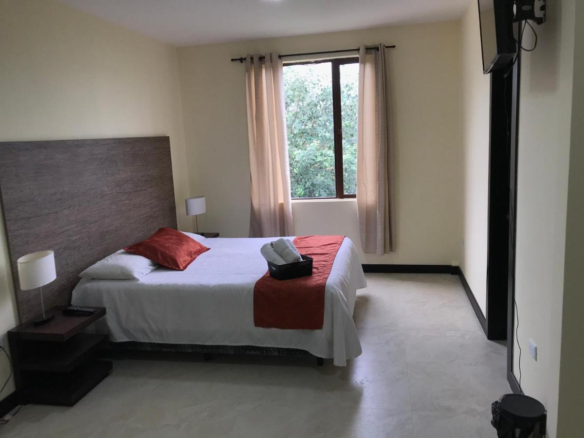 Hotel Las Mercedes Airport-Quito Табабела Екстериор снимка